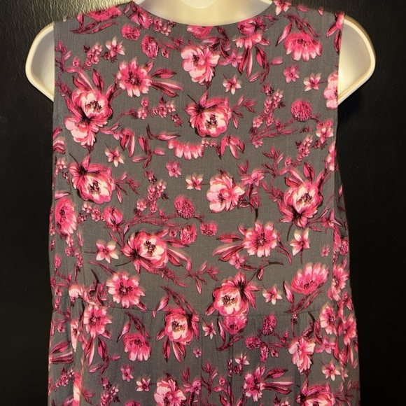 Torrid grey and pink floral hi low blouse sz 00. - Picture 9 of 15